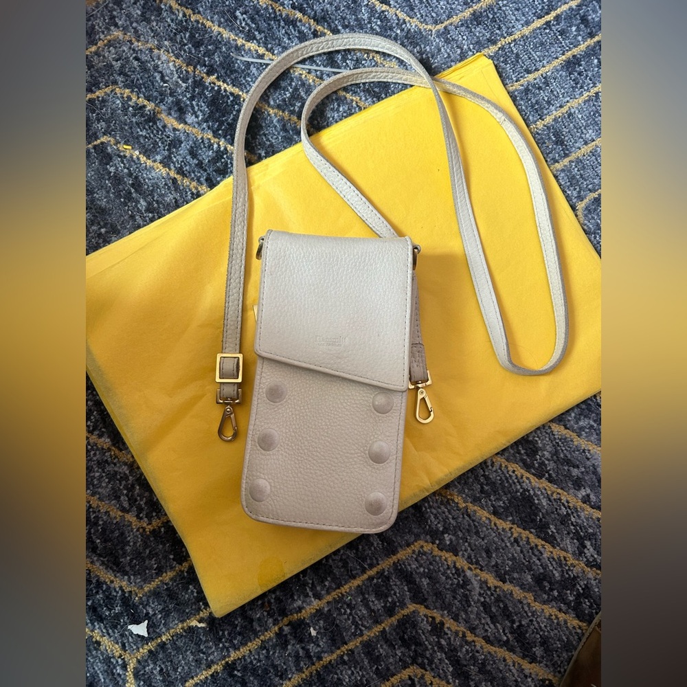 Leather Crossbody Phone Bag in white:)🦄 
Hammitt leather beautiful lil bag!